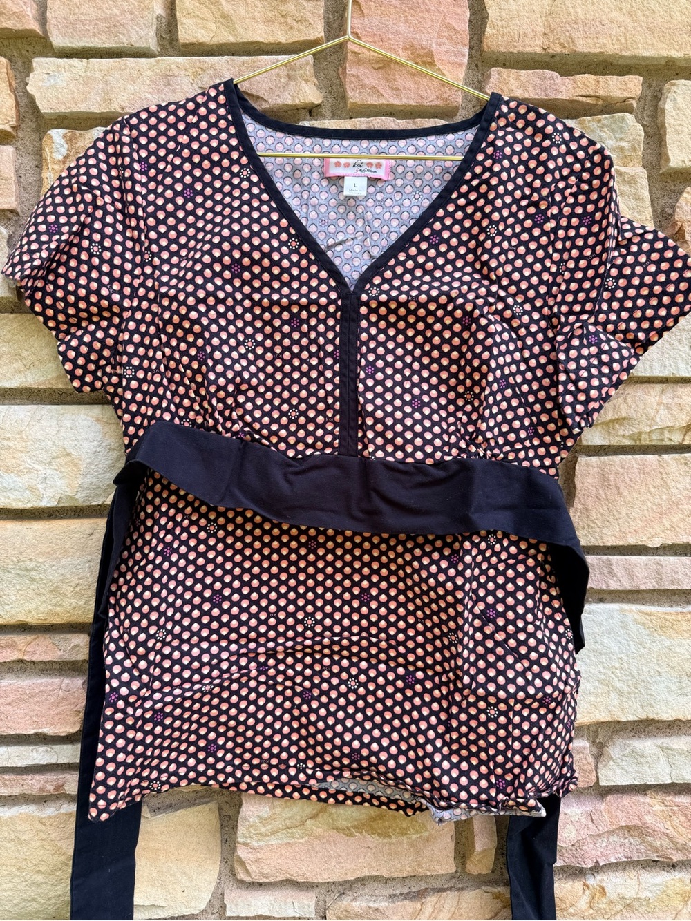 koi by Kelly Peterson scrub Top Black & Peach Polka Dot Sz.L